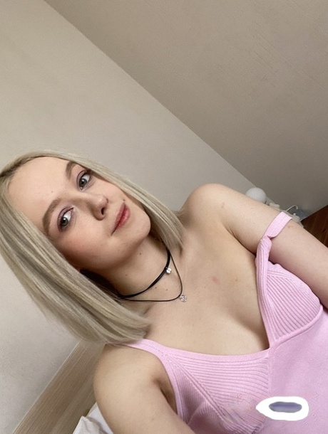 Die süße blonde Eva Barbie zeigt ihre Teenie-Titten und ihr schönes Schmetterlings-Tattoo
