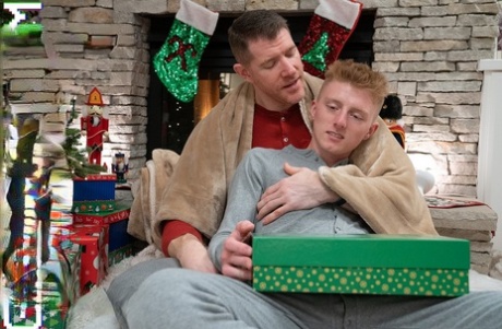 Kleine tiener Richie geniet van een kerstneukpartij met zijn homoseksuele stiefvader Wolf