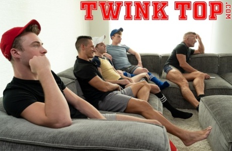 Frekke twinks suger kuk og knuller trenerne sine i en dampende orgie på kampdagen