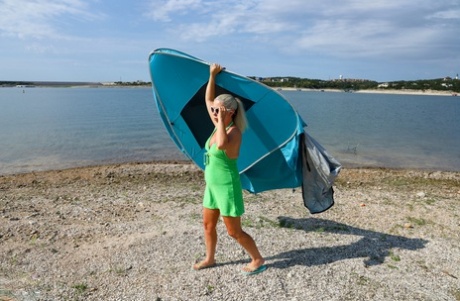 La sexy matura Beth si spoglia sulla spiaggia e si sditalina la fica pelosa