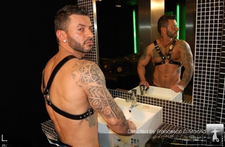 Carlos Gustavo & David Dirdam, bodybuilders gays vêtus de cuir, baisent passionnément.