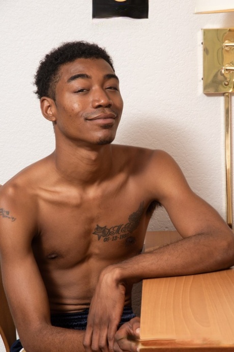 Nádherní černí dospívající gayové Kooda & Sleepy Reed šukají na posteli