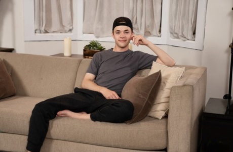同性恋游戏玩家Troye院长和克里斯白色条和他妈的硬在沙发上