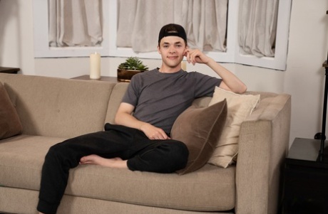 Gay gamers Troye Dean en Chris White strip en neuken hard op de sofa