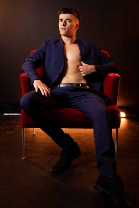 Il sexy gay femminile Cody Viper si fa sfondare il culo da Maverick Sun