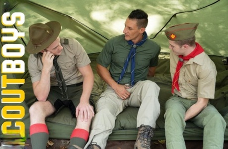 Scoutmaster Thirio neukt homo scouts Cole & Tom tijdens kampeertrip