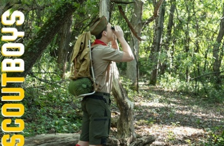 Scoutmaster Wolf geniet van doggystyle anale seks met een twink in het bos