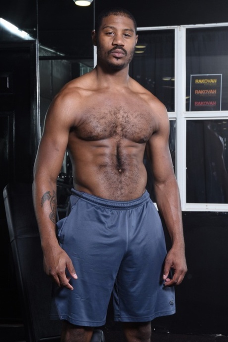 De muskuløse svarte mennene Adonis Courverture og Parker Payne har homofil sex på treningssenteret.