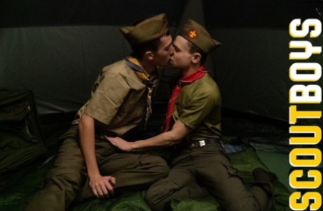 Los gays Scout Jack y Scout Austin practican sexo anal en su tienda de acampada