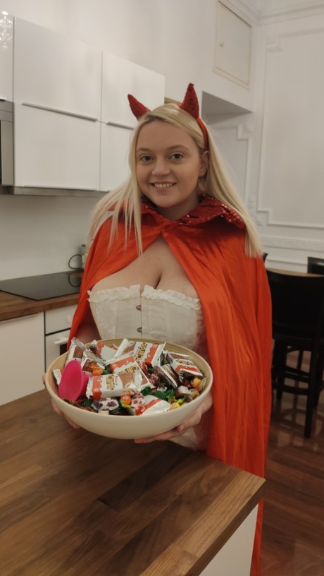 Hete Amerikaanse Sandra Sweet wordt geroosterd & anaal geneukt in een Halloween 3-some