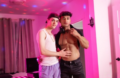 Den heite twinken Troye Dean har hardcore analsex med en sexy DJ på en vill homofest.