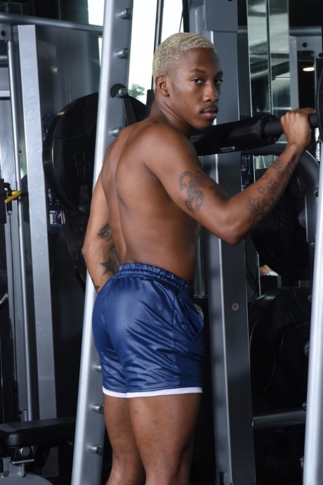 肌肉发达的黑人男同性恋 Debonair 和 M Ceo Longstroke 在健身房发生肛交