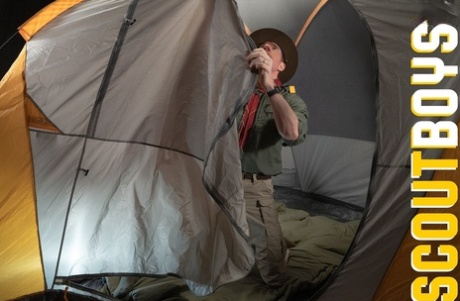 Spinkig twink Scout Richie kysser hans scoutmaster och tar sin kuk i ett tält