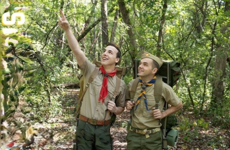 Les chefs scouts Charger et Smith se tapent les gardes forestiers Marcus et Troye dans un 4some gay