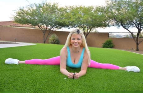 Ondeugende gebogen MILF Heather speelt met een dildo tijdens een yogasessie in de buitenlucht