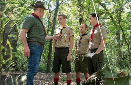 Master Smith lär de homosexuella scouterna Jack Bailey, Marcus & Troye hur man knullar