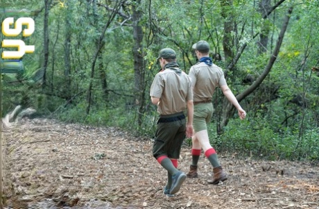 Zwei süße Pfadfinder, Scout Cole und Scout Ian, knallen auf dem Weg zum Lager