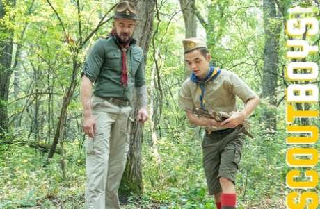 Il capo scout inchiostrato Dietrich si scopa il piccolo scout Marcus nei boschi