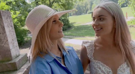 Lesbiska Candee Licious & Emilly Bellex delar på en dildo med dubbla ändar utomhus