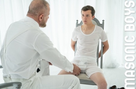 Il twink legato si fa massaggiare la prostata e il cazzo dal maestro gay Kamp