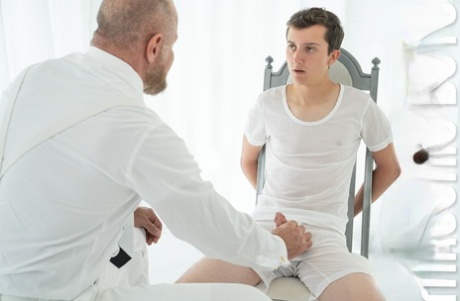 Il twink legato si fa massaggiare la prostata e il cazzo dal maestro gay Kamp