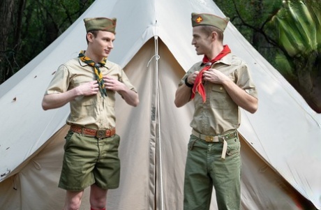 Scout Tom y Scout Eric tienen sexo anal al aire libre