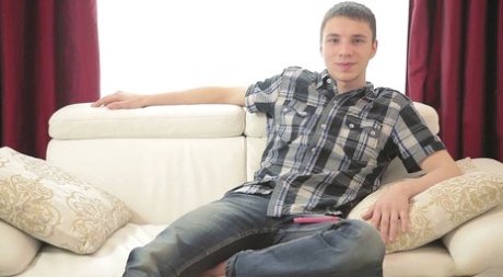 Il sexy twink Deryk mostra il suo grosso cazzo e lo accarezza con forza in un assolo