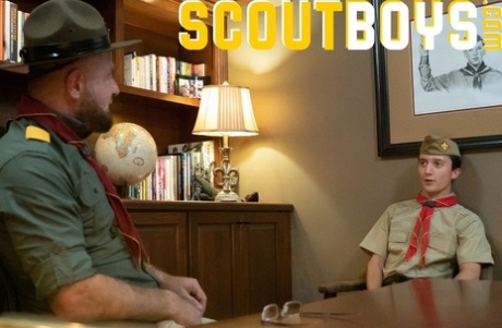 Scout Jack se fait déshabiller et doigter par DILF Scoutmaster Kamp