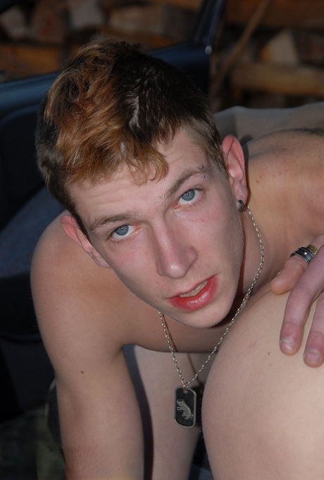 Hung gay dělá dno kouřit jeho velký penis před tím, než mají hardcore anální sex