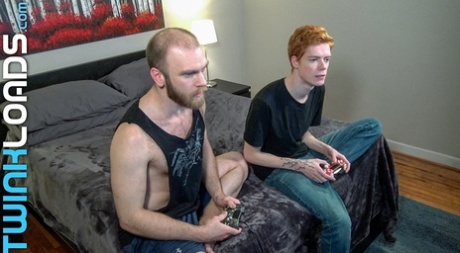 Ginger twink Peter Marcus sticker in sin ståfräs i kinky gay Connor Taylors röv