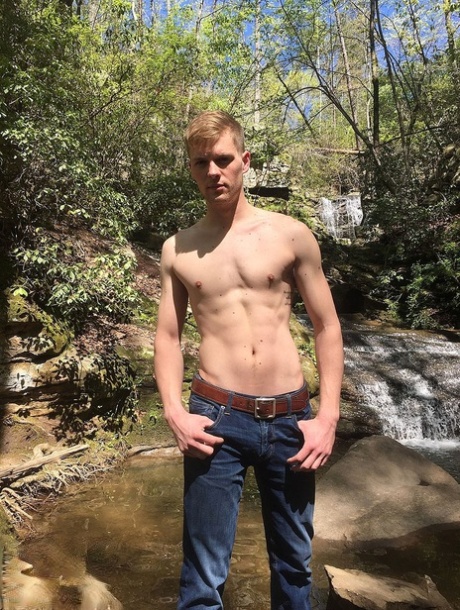 Den kedelige bøsse Ty Thomas smider tøjet i naturen og viser sin slanke krop og store pik frem