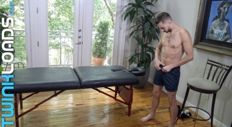 Gay masseur Connor Taylor films zichzelf rimmen & neuken client Jax Atwell