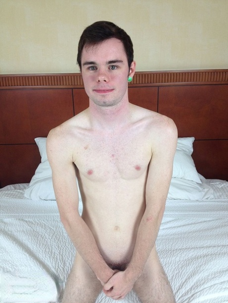 Brunette twink Zack Ryan får anally spooned av blekket homofile gutt Dillon Anderson