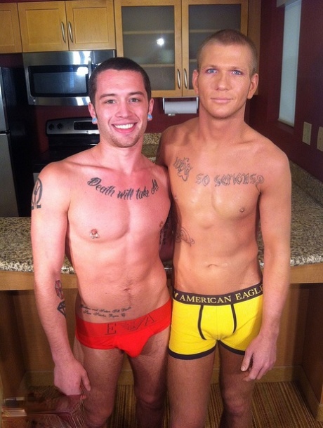 Bløkkete homofile elskere CK Steel & Jake Peters tungekysser og knuller på kjøkkenet