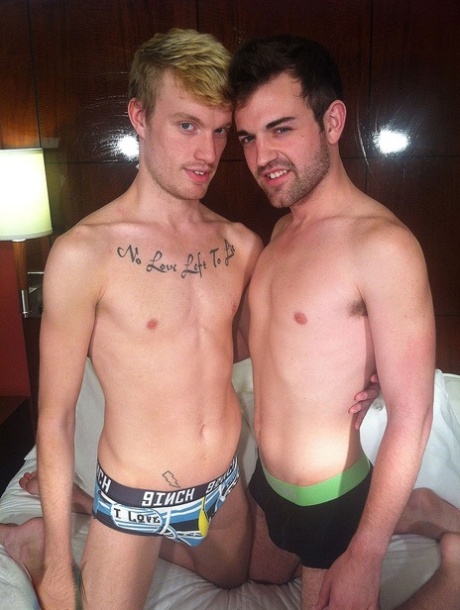 De homoseksuelle nymfomaner Kip Ryker & Max Powers dyrker bareback analsex