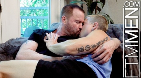 Sexiga gay män Beaux James och Jason Sparks knullar hårt på en soffa