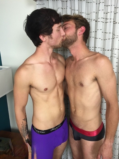 Głodni geje Logan Everett i Scotty Knox uprawiają seks oralny i hardcorowy seks analny