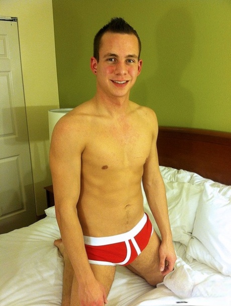 Twinks Aiden Connors y Garrett Cooper participar en misionero y doggystyle sexo