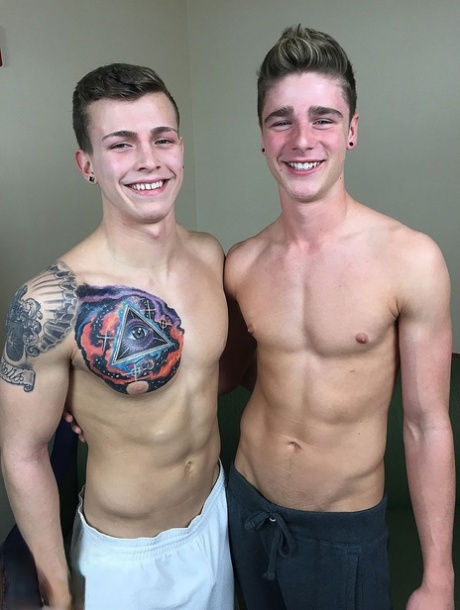 Pareja gay Travis Stevens y Chad Porter tienen sexo anal duro en el sofá