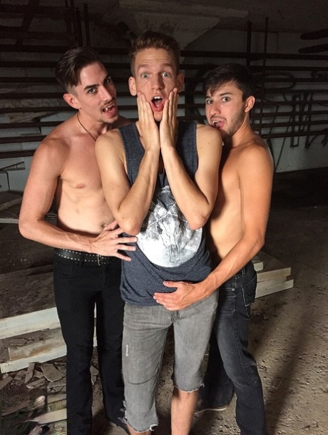 Collegepojkarna Jack Hunter, Scott DeMarco & Zack Grayson knullar i en gay 3some