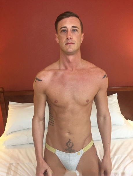 Il gay magro Hunter Black infila la sua verga rigida nel buco del culo di Mason Lear su un letto