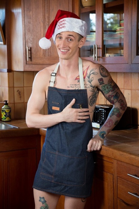 O chefe de cozinha gay Lance Ford é comido pelo belo Gunner em ação sexual de Natal