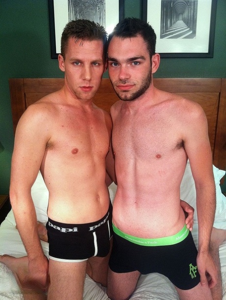 Los gays sucios Alex Woods y Brandon Atkins se montan la polla mutuamente en una cama