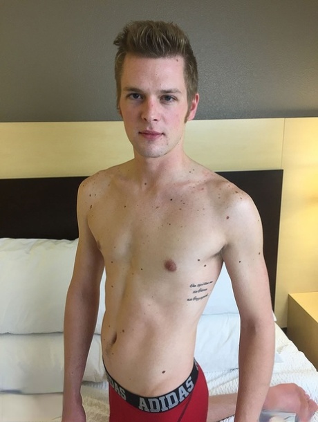 Le twink Ty Thomas se fait cracher dessus par Brogan Reed & Ian Levine dans un 3some gay