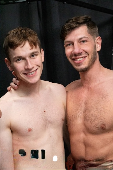 Le twink Tyler Tanner se fait satisfaire oralement et désosser par son maître gay Jordan Starr