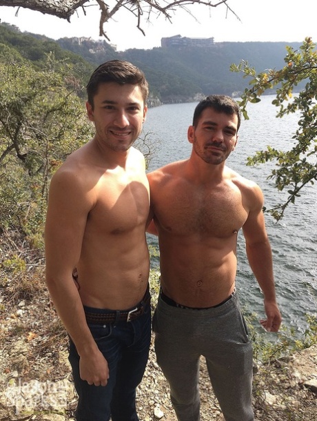 Gay přátelé Brogan Reed a Scott DeMarco se líbají po příjemném dni na pláži