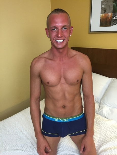 Gayälskarna Scott DeMarco & Tanner Wade tar av sig sina underkläder och knullar på sängen