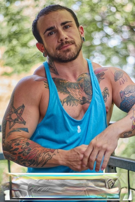 Homo bodybuilder Jesse Diamond toont zijn getatoeëerde gespierde lichaam & lul