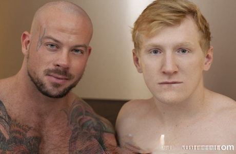 Der glatzköpfige, muskulöse Bär Sean Duran umrandet und knallt den haarlosen schwulen Rotschopf Spencer Daley