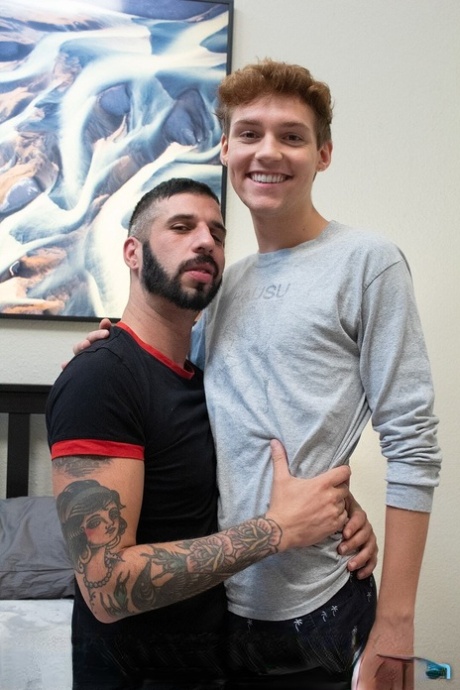 Twink Jack Bailey leckt und fickt das haarige Arschloch von Gay Hottie Romeo Davis